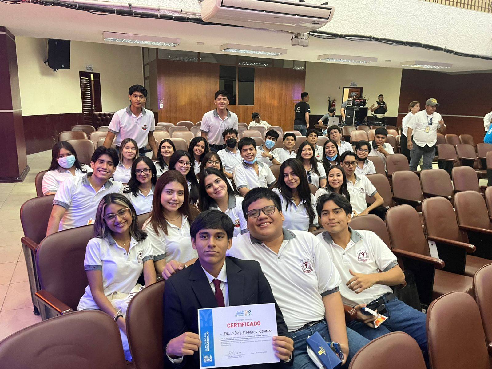 Estudiantes de la Unidad Educativa Moderna